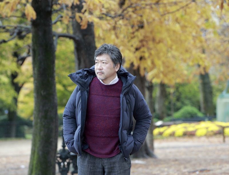 大多數影迷是從「電影導演」這個身分開始認識是枝裕和,你可能看過他很家庭的「橫山家之味」「我的意外爸爸」、凝重的「無人知曉的夏日清晨」,或者魔幻寫實的「空氣人形」。(檔案照片/共同社提供)