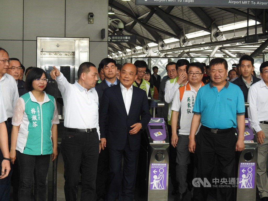 行政院長蘇貞昌(前左3)21日在視察捷運環狀線新北產業園區站時表示,建設不分藍綠,環狀線的虛線由他來實現,近新台幣1400億元的環狀線二階段的北環及南環線21日核定通過。中央社記者王鴻國攝 108年4月21日