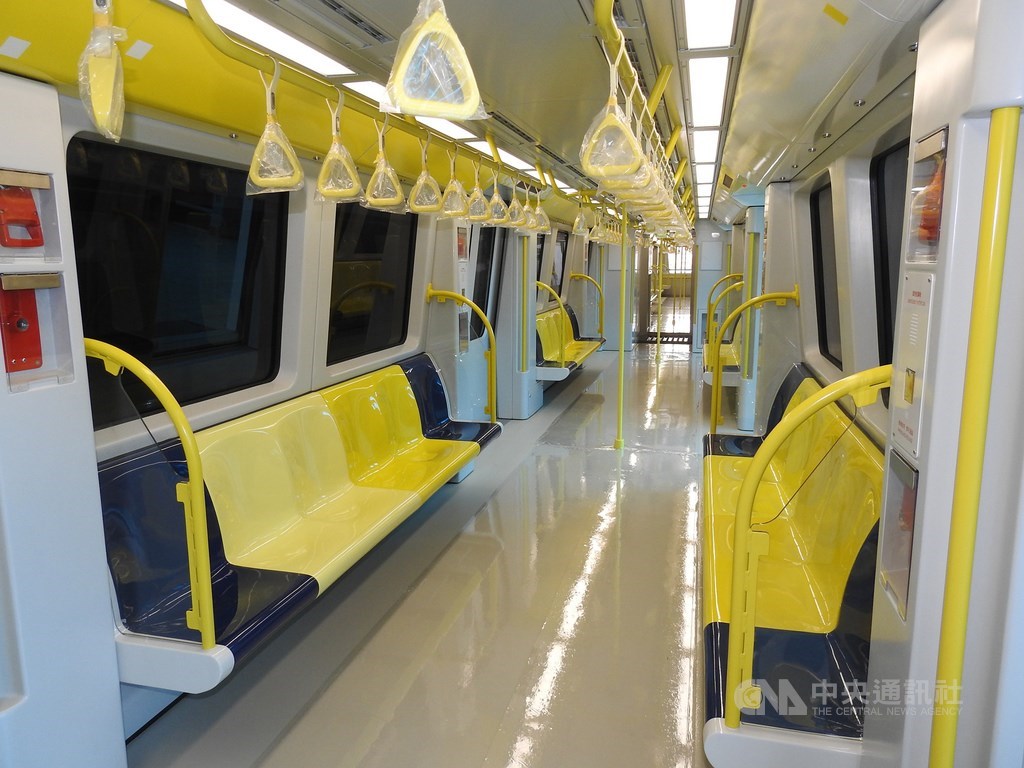 行政院長蘇貞昌21日視察捷運環狀線新北產業園區站時,除聽取台北市工程捷運局簡報,他也肯定工程人員的辛勞。圖為新列車內裝。中央社記者王鴻國攝 108年4月21日