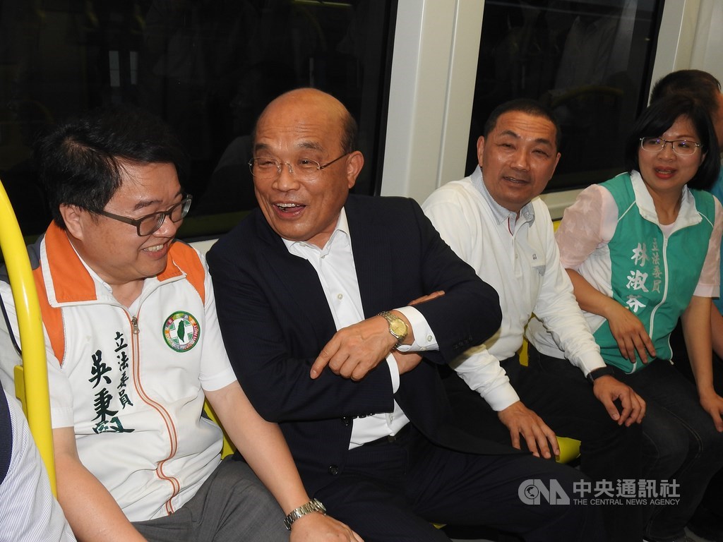 行政院長蘇貞昌(左2)21日由新北市長侯友宜(右2)等人陪同視察捷運環狀線新北產業園區站,並試乘新列車。中央社記者王鴻國攝 108年4月21日