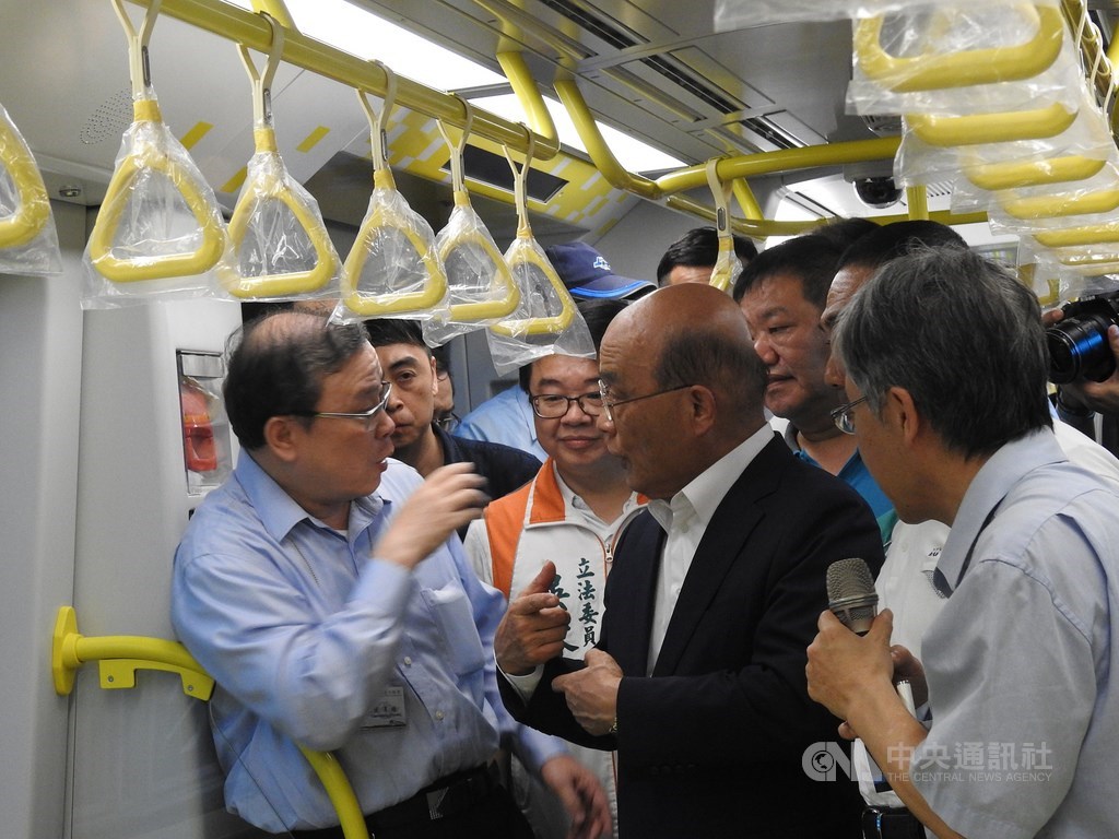 行政院長蘇貞昌(右2)21日視察捷運環狀線新北產業園區站時表示,希望交通部協助,讓捷運環狀線第一階段儘速完成履勘並在今年底通車。中央社記者王鴻國攝 108年4月21日