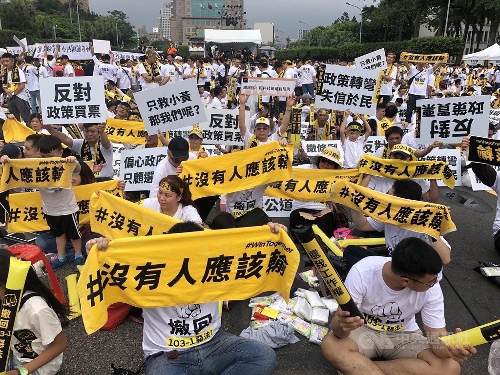 交通部為落實計程車與租賃車分業管理,預告修訂「汽車運輸業管理規則103-1條」,Uber駕駛不滿修法內容,組成「網路平台叫車代僱駕駛自救會」21日到凱達格蘭大道抗議。中央社記者王飛華攝 108年4月21日