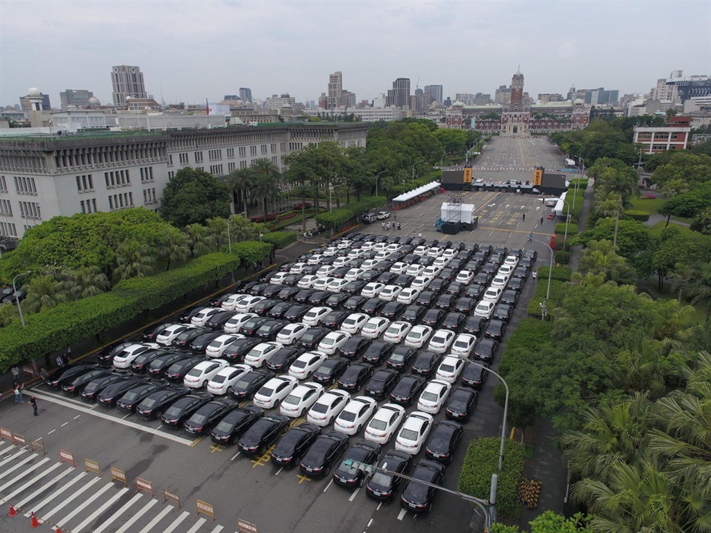 交通部2月預告修訂「汽車運輸業管理規則103-1條」,也被稱為Uber條款,新法規不久將生效,Uber駕駛21日集結凱達格蘭大道,並出動上百輛車輛排成103-1 NO的字樣,表達不滿。(網路平台叫車代僱駕駛自救會提供)中央社 108年4月21日