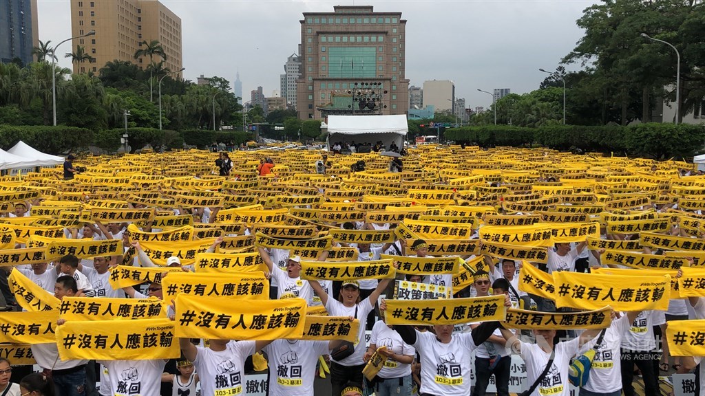 不滿交通部修訂「汽車運輸業管理規則第103條之1」,由Uber駕駛組成的「網路平台叫車代僱駕駛自救會」21日集結總統府前凱達格蘭大道,高舉「沒有人應該輸」毛巾抗議。中央社記者王飛華攝 108年4月21日