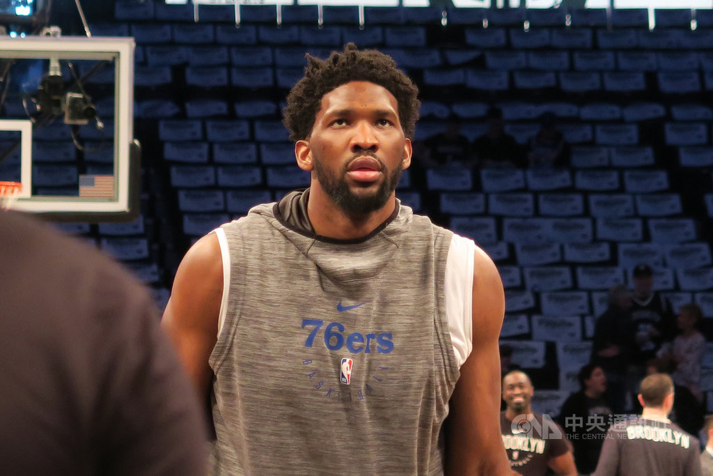 美國職籃NBA費城76人當家中鋒恩比德攻進31分,抓下16籃板,率隊以112比108逆轉擊敗布魯克林籃網,季後賽首輪取得3比1領先。中央社記者尹俊傑紐約攝 108年4月21日