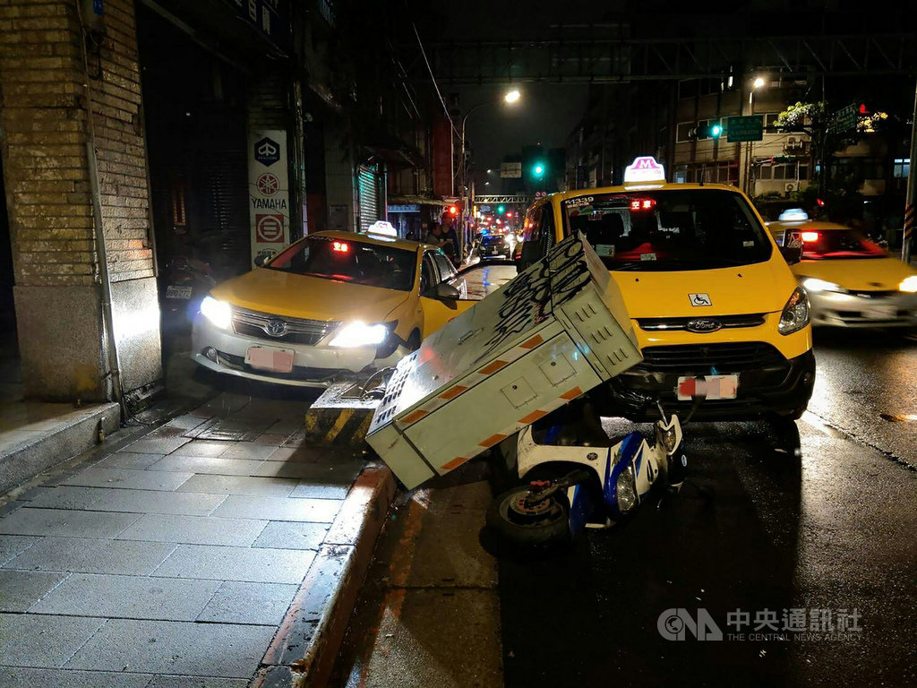 一名江姓計程車駕駛20日深夜駕車時,疑因身體不適而突然駛上人行道並撞倒變電箱,造成停等機車和計程車毀損。(台北市大同分局提供)中央社記者黃麗芸傳真 108年4月21日