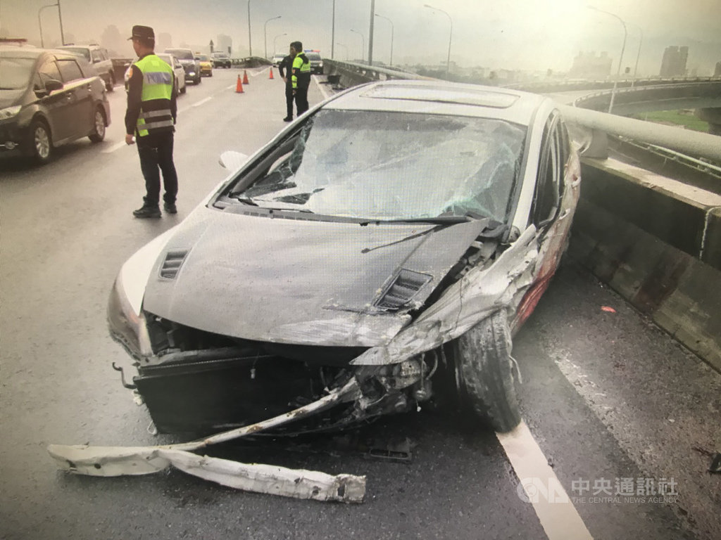 台中市警方21日清晨接獲民眾報案,台74號快速道路下高鐵匝道有交通事故,立刻派員前往查看,現場發現一輛白色自小客車疑似自撞匝道護欄,現場管制交通並進行蒐證。(翻攝畫面)中央社記者趙麗妍傳真 108年4月21日