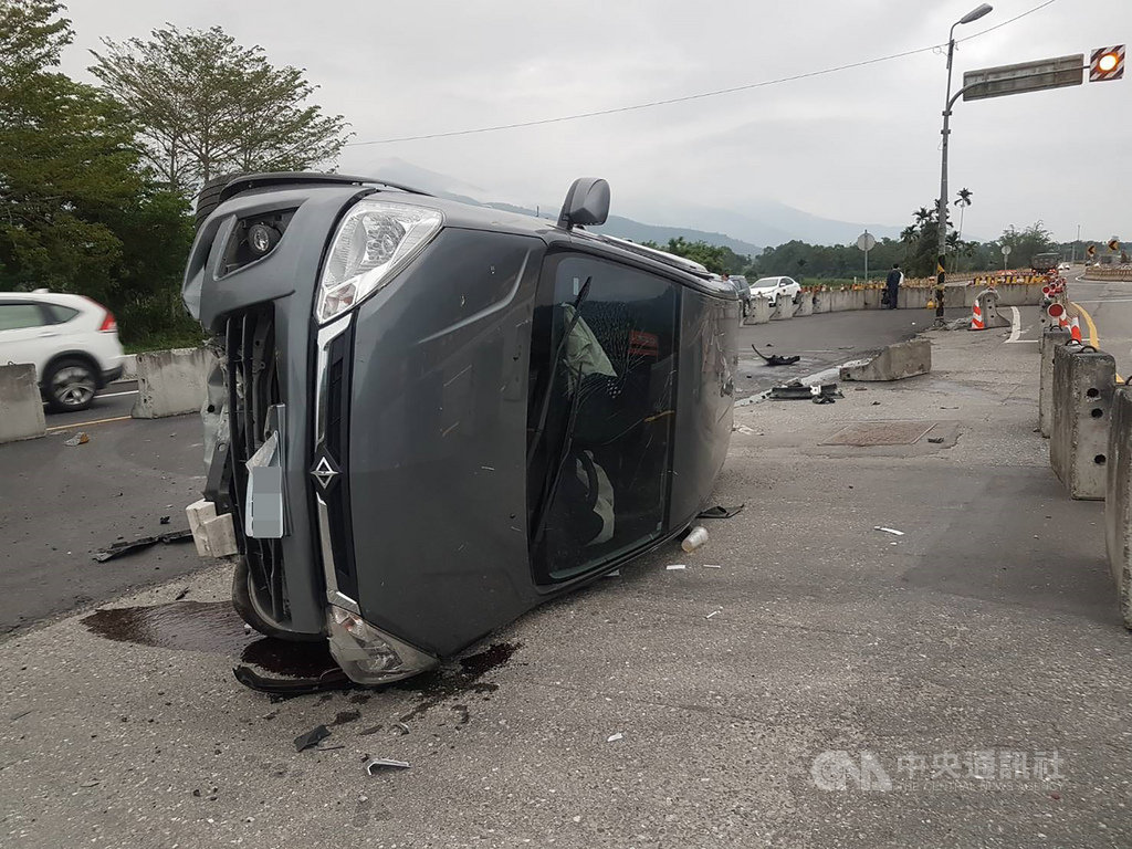 省道台9線263.8公里馬蘭溝溪橋北側20日傍晚發生小客車翻車事故,一輛重型機車遭波及,所幸無人受傷。花蓮縣議會議長張峻表示,拓寬工程開始後,車禍事故飆升,施工單位恐怕難辭其咎。(花蓮縣警局提供)中央社記者李先鳳傳真 108年4月21日