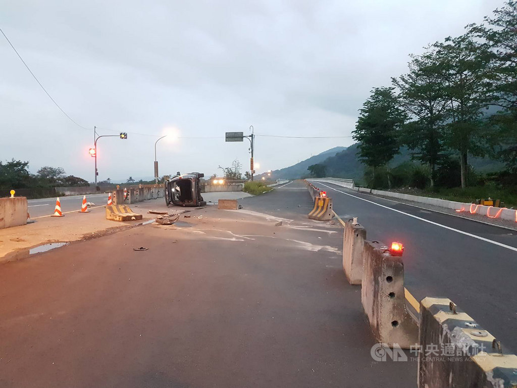 省道台9線263.8公里馬蘭溝溪橋北側20日傍晚發生小客車翻車事故,一輛重型機車遭波及,所幸無人受傷。花蓮縣議會議長張峻表示,向施工單位反映夜間照明必須加強,卻未積極改善,以致該路段交通事故頻傳。(花蓮縣警局提供)中央社記者李先鳳傳真 108年4月21日