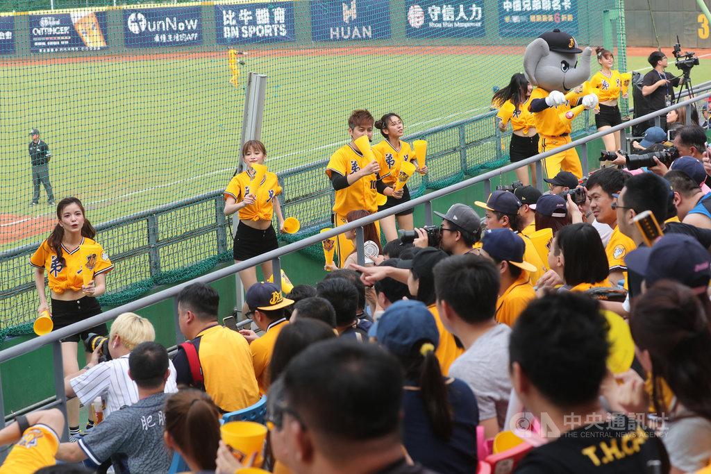 中職中信兄弟隊陳江和引退賽21日在天母棒球場舉行,吸引滿場球迷前往觀賽,啦啦隊在場邊應援,賣力帶動加油氣氛。中央社記者吳家昇攝 108年4月21日