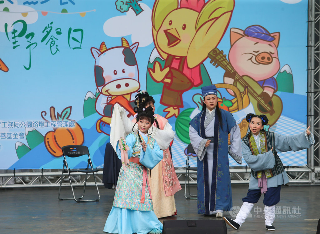響應2019年「世界地球日」,台北市政府、慈濟基金會21日在台北市大安森林公園舉辦「蔬食無痕野餐日」活動,邀請表演團體傳達愛護地球的理念。中央社記者謝佳璋攝 108年4月21日