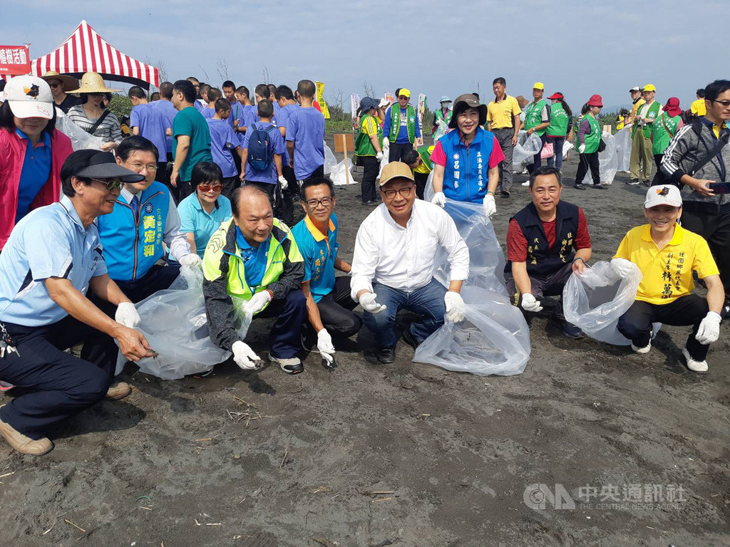 東北角暨宜蘭海岸國家風景區管理處、林務局羅東林區管理處等單位21日在宜蘭縣壯圍鄉廍後海灘舉辦淨灘及植樹活動,865名志工共清出約11.3公噸垃圾。(林務局羅東林區管理處提供)中央社記者王朝鈺傳真 108年4月21日