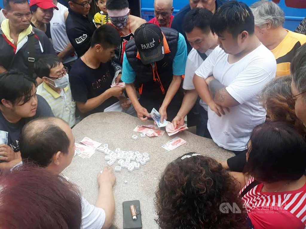 新北市新莊區一間宮廟南下進香祈求國泰民安,但有信徒21日卻在休息期間公然聚賭,還打卡上傳照片,警方表示,已涉嫌觸犯賭博罪嫌,將蒐證偵辦。(翻攝照片)中央社記者管瑞平傳真 108年4月21日