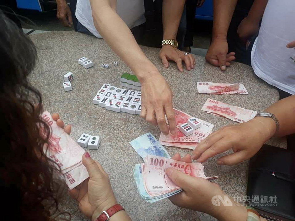 新北市新莊區一間宮廟南下進香祈求國泰民安,但有信徒21日卻在休息期間公然聚賭,還拍照上傳網路,警方指出,涉嫌觸犯賭博罪,將蒐證偵辦。(翻攝照片)中央社記者管瑞平傳真 108年4月21日