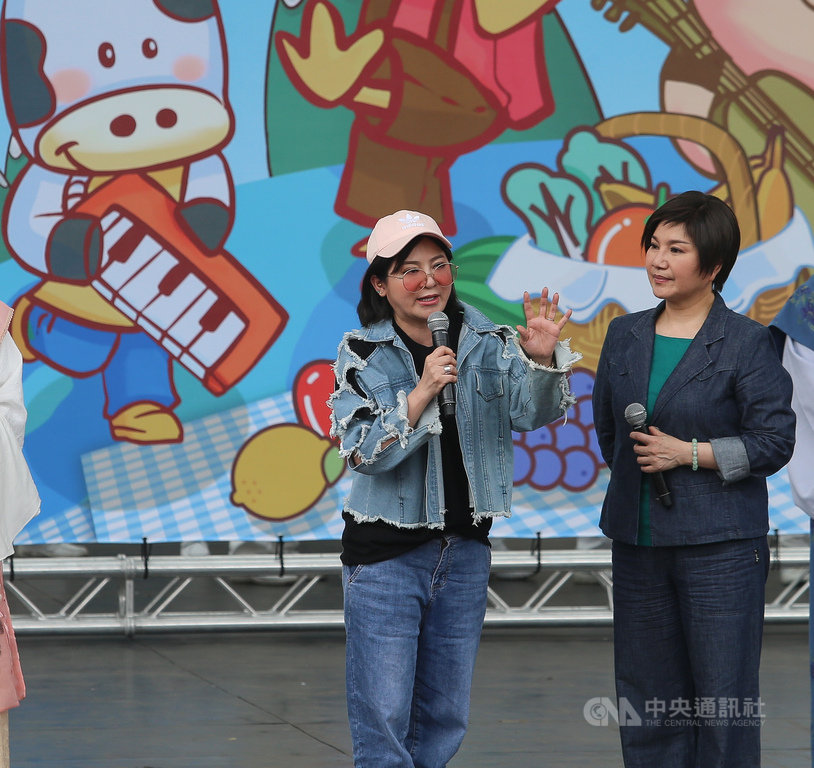 台北市政府、慈濟基金會21日在台北市大安森林公園舉辦「蔬食無痕野餐日」活動,藝人唐美雲(右)、王彩樺(左)到場,分享環保愛地球從日常生活做起。中央社記者謝佳璋攝 108年4月21日