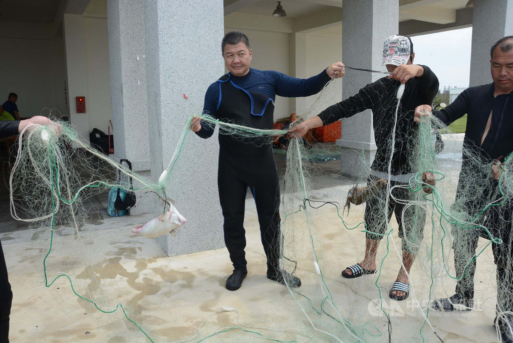 多位海洋保育志工21日前往澎湖香爐嶼海域清除海底覆網,共帶回500多公尺廢棄漁網,澎湖縣政府在龍門漁港發表清除成果。中央社 108年4月21日