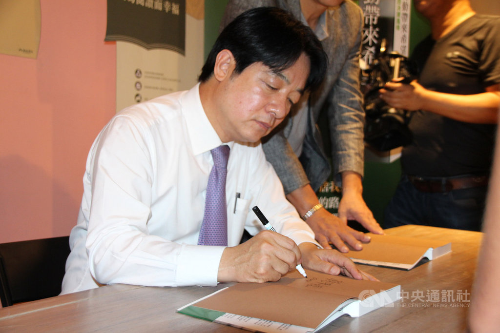 前行政院長賴清德21日出席「用行動帶來希望」雲林場簽書會,為支持群眾簽書留念。中央社記者江俊亮攝 108年4月21日