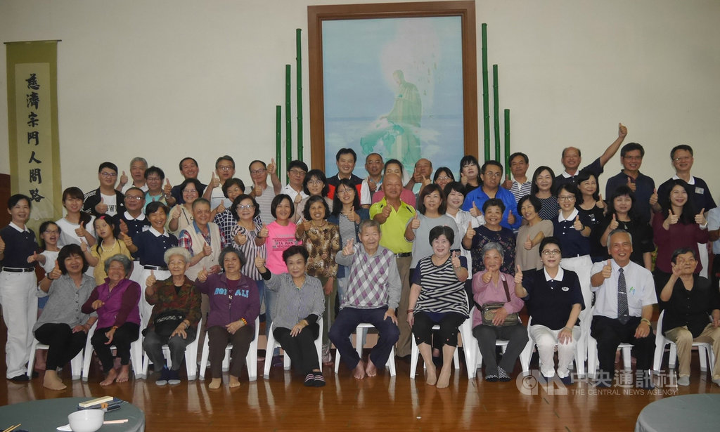 九二一地震滿20年,慈濟基金會草屯聯絡處21日舉辦「走過二十,你好嗎」大愛村住民感恩茶會,邀當時大愛村住民與協助提供土地興建大愛村的善心人士相聚敘舊,分享這20年走過的傷痛及迎向未來故事。(慈濟基金會提供)中央社記者蕭博陽南投縣傳真 108年4月21日