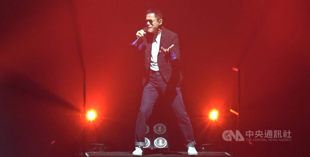 羅大佑「當年離家的年輕人──青春無悔追夢版」演唱會20日晚間在馬來西亞莎阿南馬拉瓦蒂體育館登場。羅大佑(圖)戴著墨鏡演唱開場曲目「鹿港小鎮」。中央社記者蘇麗娜攝 108年4月21日