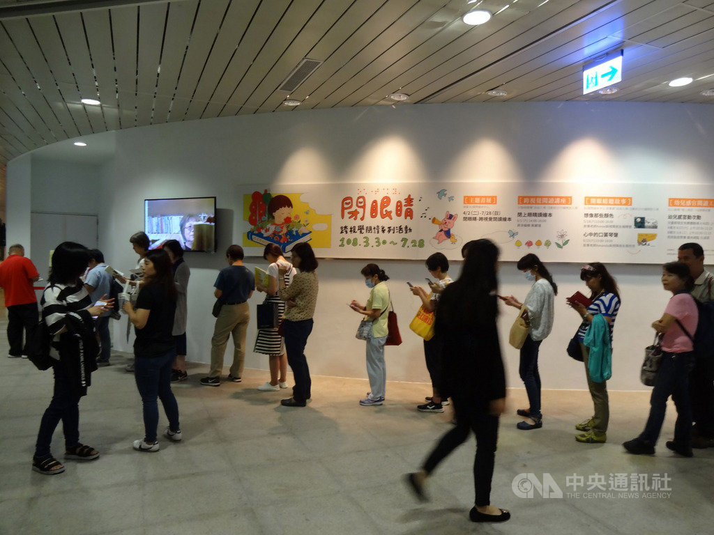 「福爾摩沙大旅行」作者、中央通訊社董事長劉克襄21日在高雄市立圖書館總館導讀著作,並舉辦簽書會,吸引許多書迷前往,排隊等候進場。中央社記者陳朝福攝 108年4月21日