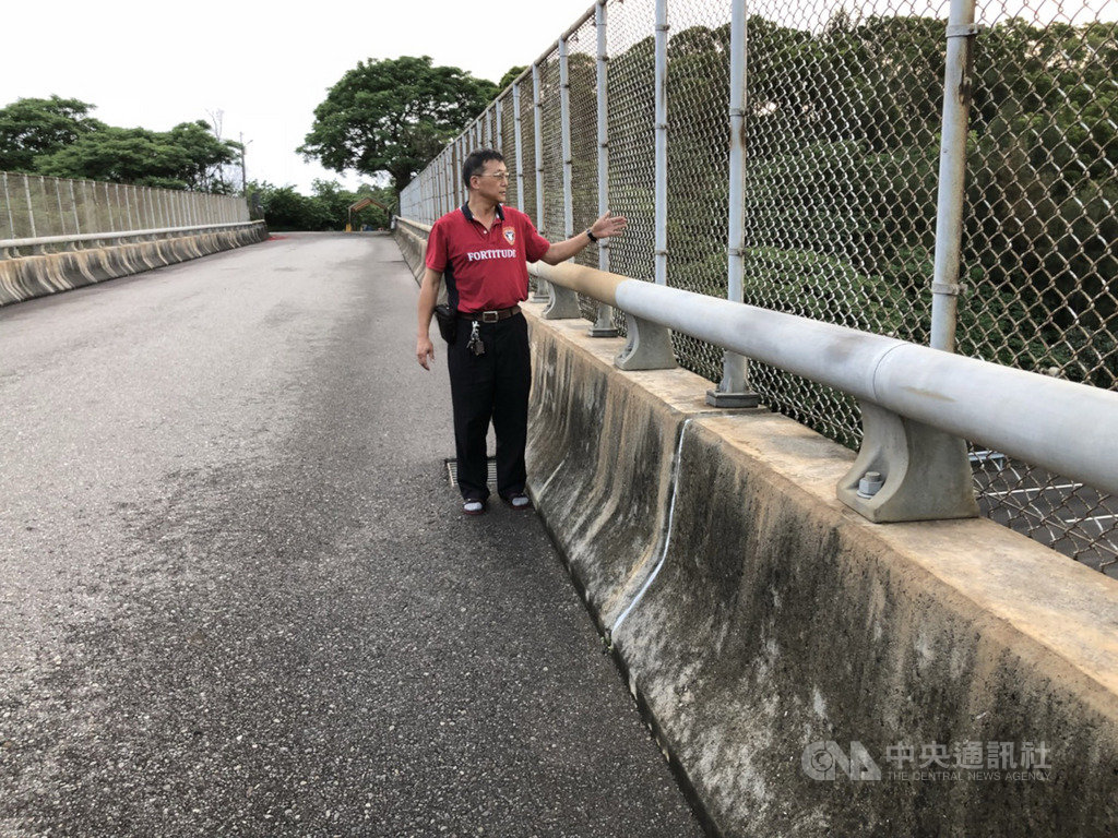 一名男子隨友人參加進香團行程,21日在苗栗縣後龍一間宮廟參拜後,突然攀越連接高速公路兩側的陸橋鐵網一躍而下,其他同行成員驚見上前阻止不及,男子已墜落在國道3號北上車道,當場死亡中央社記者管瑞平攝 108年4月21日