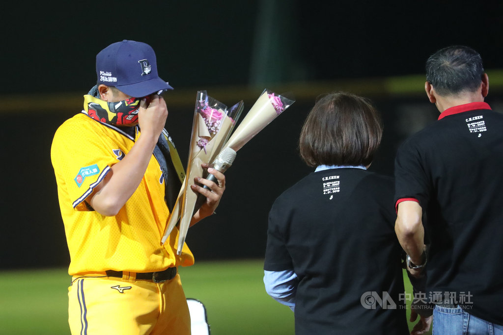 中職中信兄弟隊陳江和(左)21日賽後正式結束中職球員生涯,球團為他舉辦引退儀式,啟蒙恩師陳献榮(右)擔任神秘嘉賓獻花,讓陳江和忍不住落淚。中央社記者吳家昇攝 108年4月21日