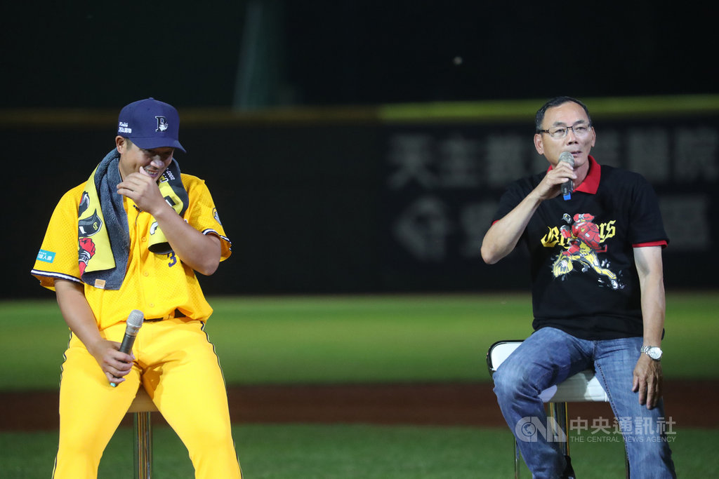 中職中信兄弟隊「二壘魔術師」陳江和(左)引退,球團21日賽後為他舉辦引退儀式,啟蒙恩師「牛爸」陳献榮(右)擔任神秘嘉賓,讓賽前說好不哭的陳江和止不住眼淚。中央社記者吳家昇攝 108年4月21日