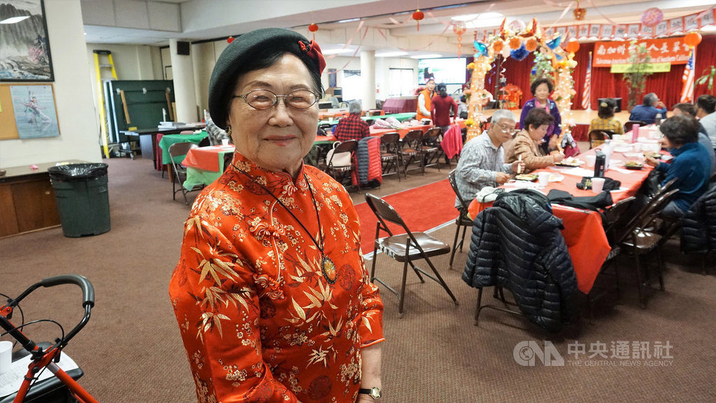 96歲的蔡盧錫金(圖)將家鄉台南府城的成年禮活動帶到美國發揚光大,自1991年至今舉辦29屆,她說每年看到孩子們站出來宣告長大,要負起責任並貢獻社會,都覺得很感動。中央社記者林宏翰洛杉磯攝 108年4月21日