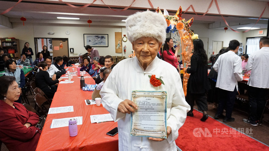 93歲的留德博士陳錫清(圖)在南加州台灣人長輩會的成年禮活動中擔任長老,帶領孩子宣誓,要負起責任並貢獻社會。中央社記者林宏翰洛杉磯攝 108年4月21日