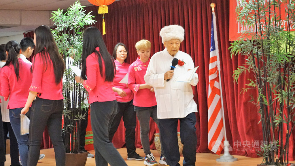 南加州台灣人長輩會舉行成年禮活動,由長老帶著孩子們繞著竹林行走,代表節節高升、虛心學習、挺身自立、長年青綠、充滿生機。中央社記者林宏翰洛杉磯攝 108年4月21日