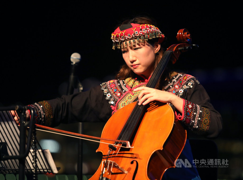 台東「布農山地傳統音樂團」21日在新加坡濱海藝術中心戶外劇場演出,大提琴家張道文擔任獨奏與伴奏,串聯起整場風格獨具的音樂會,擦出新的音樂火花。中央社記者黃自強新加坡攝 108年4月21日