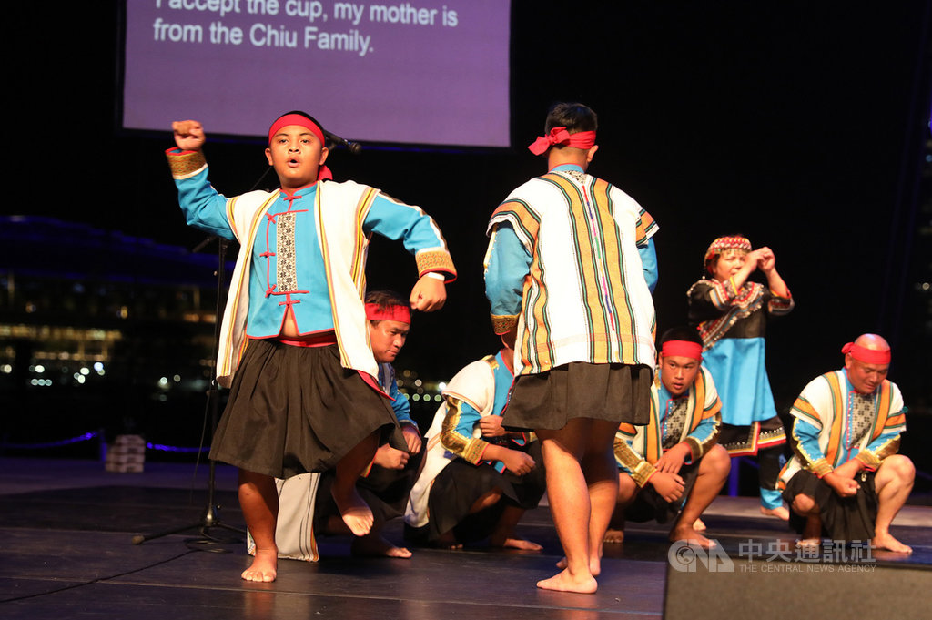 台東「布農山地傳統音樂團」21日在新加坡濱海藝術中心戶外劇場演出,吸引大批新加坡人與外國旅客駐足聆聽來自布農族人渾厚圓融嗓音表演。中央社記者黃自強新加坡攝 108年4月21日