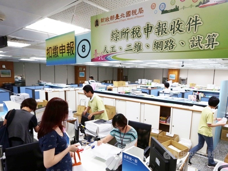 受惠扣除額調升,去年總所得在新台幣40.8萬元以下的單身小資族,可免繳所得稅。(中央社檔案照片)