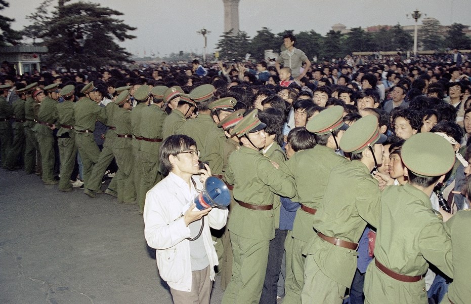 戈巴契夫歡迎宴會在人民大會堂舉行,外頭民眾與軍警發生推擠。(檔案照片/美聯社)