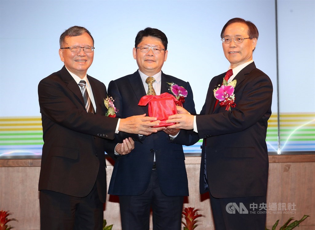 中華電信董事長鄭優屆齡退休,行政院拍板由現任總經理謝繼茂升任董事長。中華電信22日下午舉行董座交接儀式,由交通部政務次長黃玉霖(中)擔任監交人,卸任鄭優(左)將印信交給新任董事長謝繼茂(右)。中央社記者張皓安攝 108年4月22日