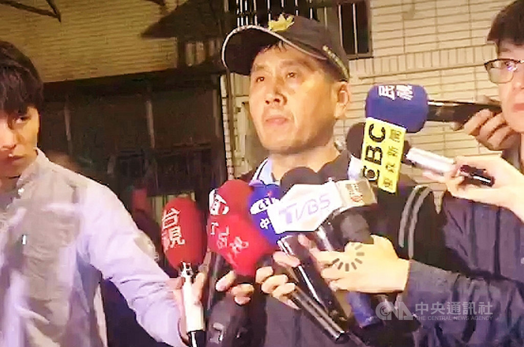 新北市泰山區21日晚間發生一對姊弟疑遭殺害陳屍家中,死者父親吳姓男子卻下落不明,警方表示,目前正全力搜尋吳男下落,盼儘速釐清案情。(翻攝畫面)中央社記者王鴻國傳真 108年4月21日