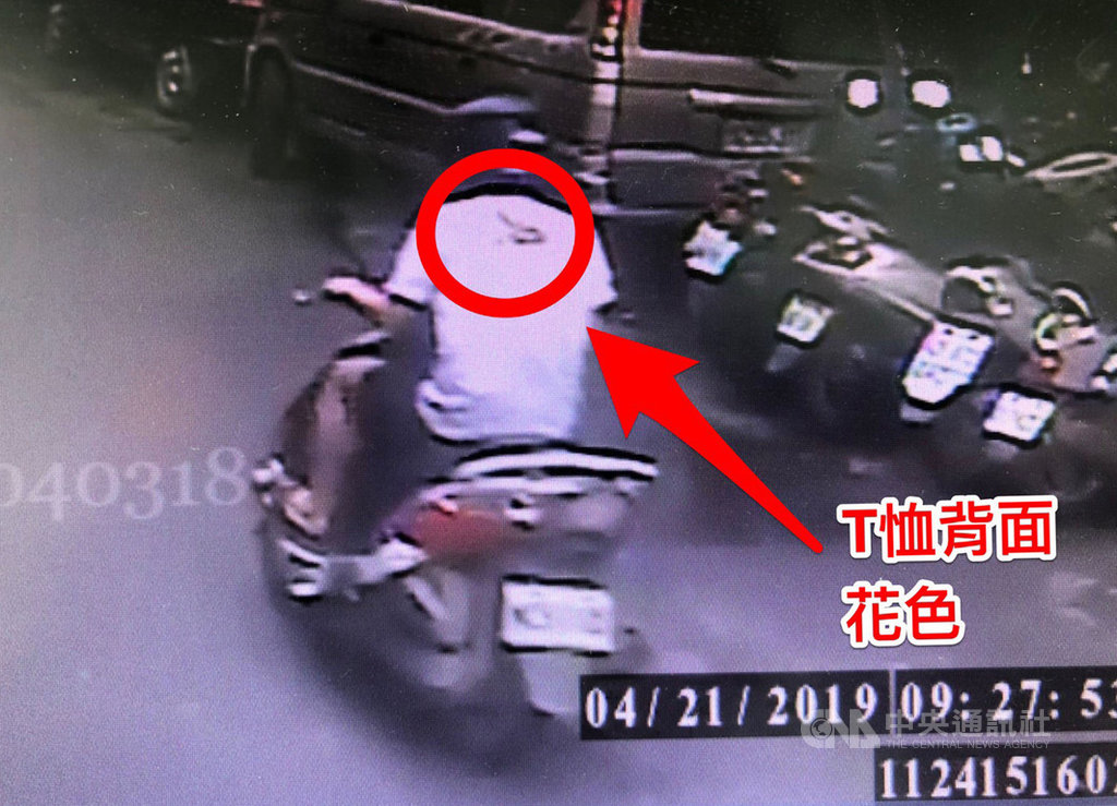 新北警消21日晚間獲報,泰山區明志路某公寓發現一對小姊弟陳屍家中,父親吳姓男子涉有重嫌,經調閱監視畫面發現吳男21日傍晚騎機車出門後就失聯,警方22日公布畫面,呼籲吳男到案說明。(警方提供)中央社記者葉臻傳真 108年4月22日