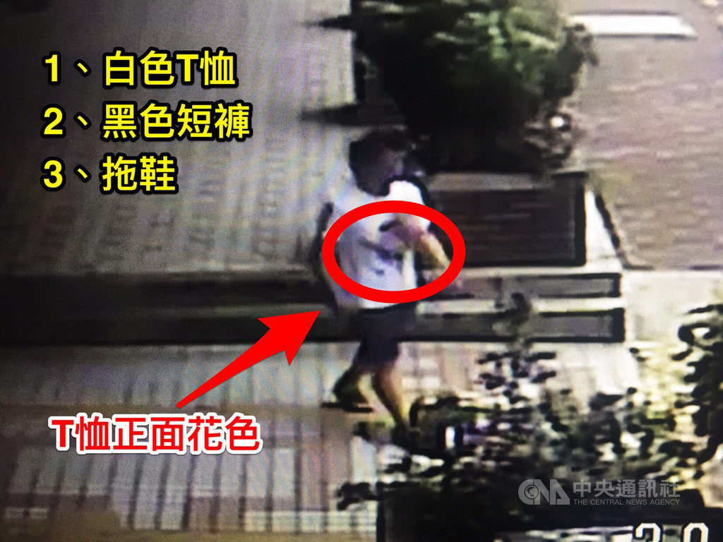 新北警消21日晚間獲報,泰山區明志路某公寓發現一對小姊弟陳屍家中,經調閱監視畫面發現父親吳姓男子21日傍晚騎機車出門後就失聯,警方22日公布畫面,呼籲吳男到案說明。(警方提供)中央社記者葉臻傳真 108年4月22日