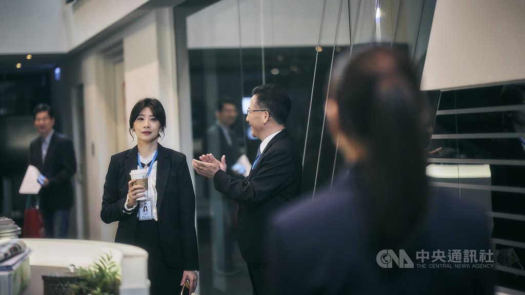 台劇「我們與惡的距離」21日晚間播出最終回第10集,一分鐘瞬間最高收視達3.6,落在由賈靜雯(左,持咖啡者)飾演的宋喬安到新電視台就職,再次遇見陳妤飾演的李大芝。(公視提供)中央社記者江佩凌傳真 108年4月22日