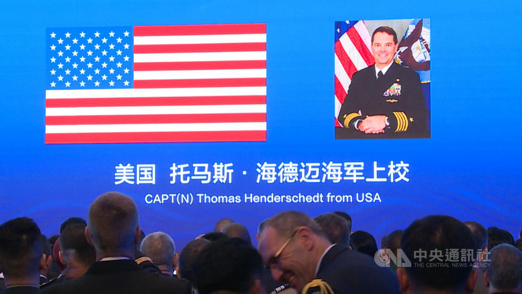 中共解放軍海軍23日將在青島舉行成立70週年系列活動。在外國代表團中,未派艦參加海上聯合閱兵的美國,僅委派海軍上校海德邁(Thomas Henderschedt)出席。中央社記者邱國強青島攝 108年4月22日