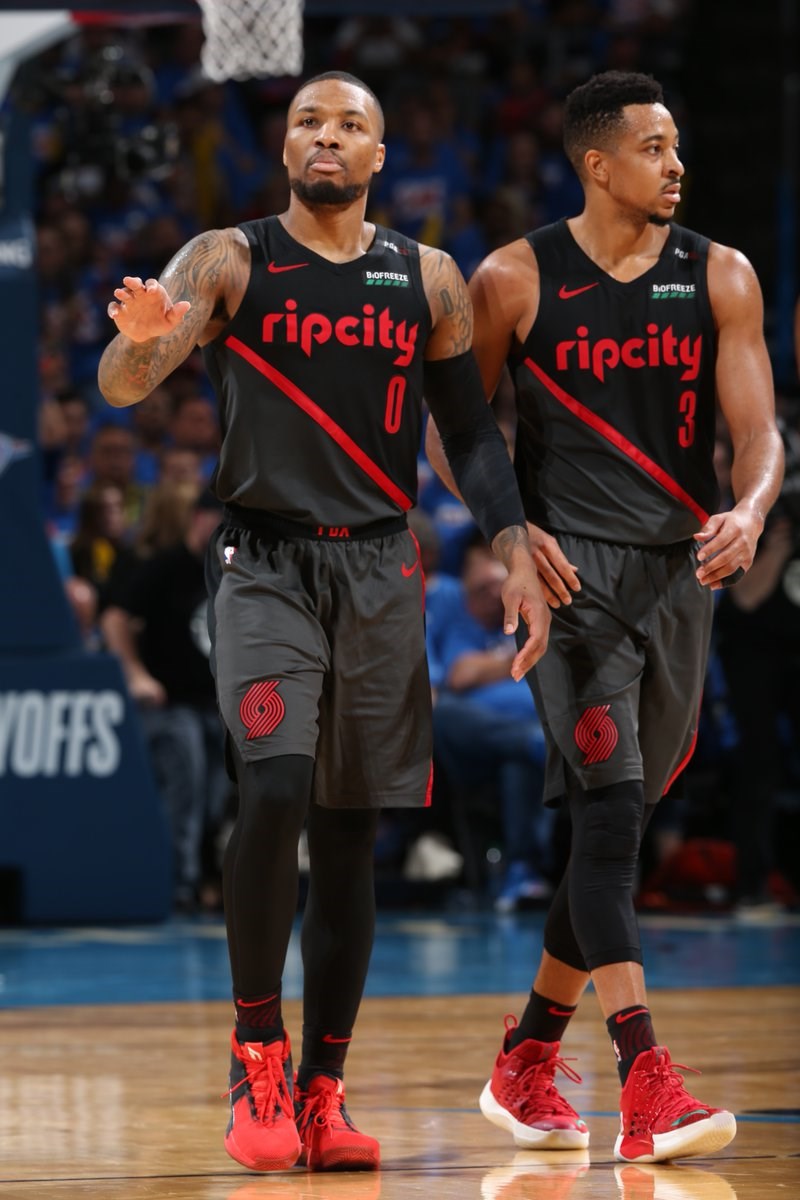 NBA拓荒者雙俠麥卡倫(右)、里拉德21日合力拿下51分,以111比98擊敗雷霆,在季後賽首輪,以3比1「聽牌」。(圖取自twitter.com/NBA/media)
