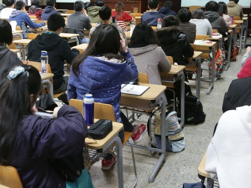 教育部22日公布108學年度學雜費收費基準基本調幅為2.17%,是近5年最高的一次。(示意圖/中央社檔案照片)