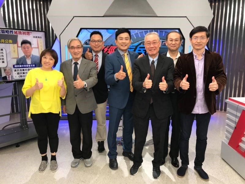 民視董座換人後,主持人彭文正(右4)在民視的節目「政經看民視」22日晚間播出最後一集。(圖取自facebook.com/jengchinonftv53)