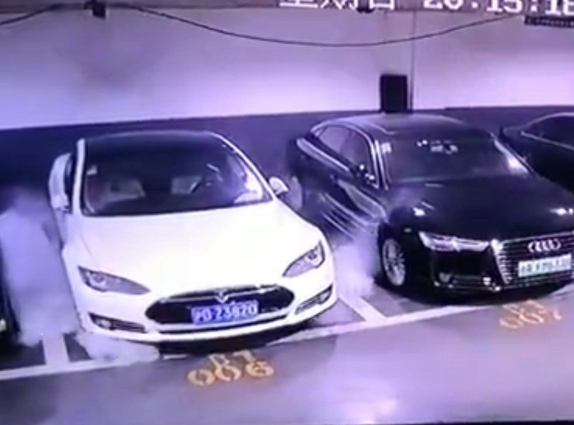 中國上海市21日晚間發生一起特斯拉電動車疑似自燃的起火事故(圖取自微博weibo.com網頁)
