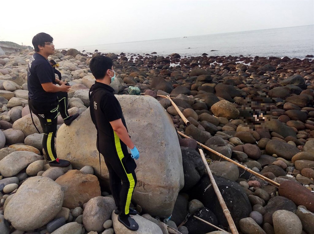 新北市金山23日下午發現一具浮屍,死者身上無證件,經過警方比對死者衣服、褲子,晚間確認死者為泰山姊弟兩死案失蹤的吳姓父親。(翻攝照片)中央社記者葉臻傳真 108年4月23日
