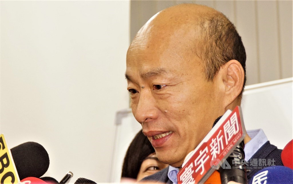高雄市長韓國瑜23日晚間來到高雄市臨海工業區,夜宿聯華聯合液化石油氣公司,受訪時有媒體關心他眼帶血絲,韓國瑜說,最近事情比較多,眼睛有點酸。中央社記者程啟峰高雄攝 108年4月23日