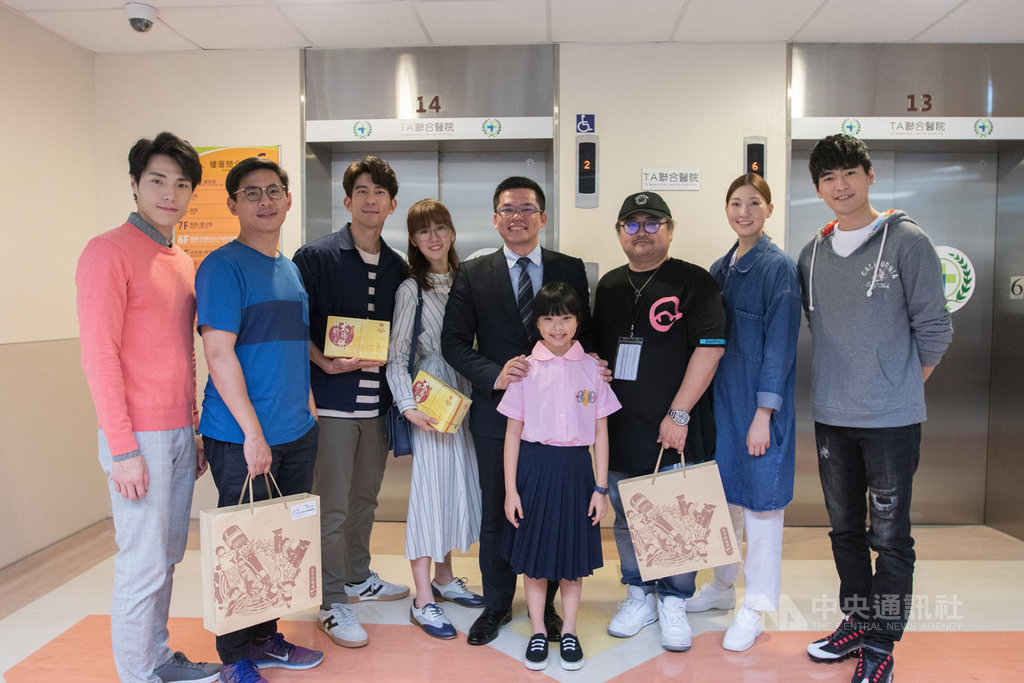 電視劇「天堂的微笑」日前到台中市拍攝,台中市政府新聞局長吳皇昇(左5)特別前去探班,感謝劇組讓台中躍上螢幕,也預祝收視長紅。(市府提供)中央社記者郝雪卿傳真 108年4月23日
