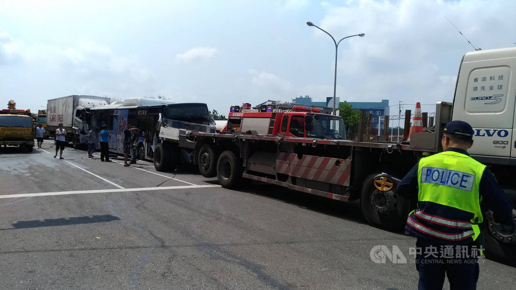 台中市沙鹿區向上路23日上午發生多車追撞事故,警消獲報到場處理,將大貨車與公車內受困的3人救出送醫。(警方提供)中央社記者蘇木春傳真 108年4月23日