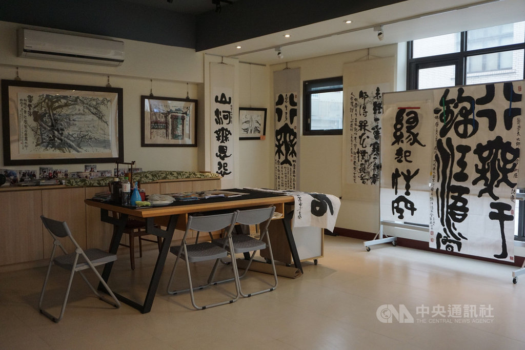第4屆金門文化獎得主陳素民退休以後寄情書畫,到處旅遊創作並展覽。圖為她在金門能仁小築裡的畫室。中央社記者黃慧敏攝 108年4月23日