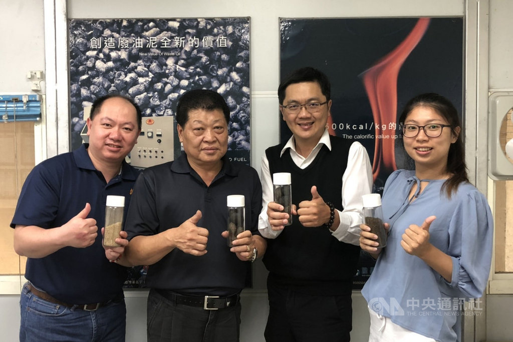 中華醫事科技大學環境與安全衛生工程系教授郭益銘(右2)與業界研究團隊,23日共同展示生質油水混合廢棄物經技術開發後轉質成的衍生性燃料。(中華醫事科技大學提供)中央社記者楊思瑞台南傳真 108年4月23日